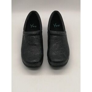 YUU Shoes Loafers Womens Bethanee Black 7.5 Wide Clog Slip On Embossed Comfort